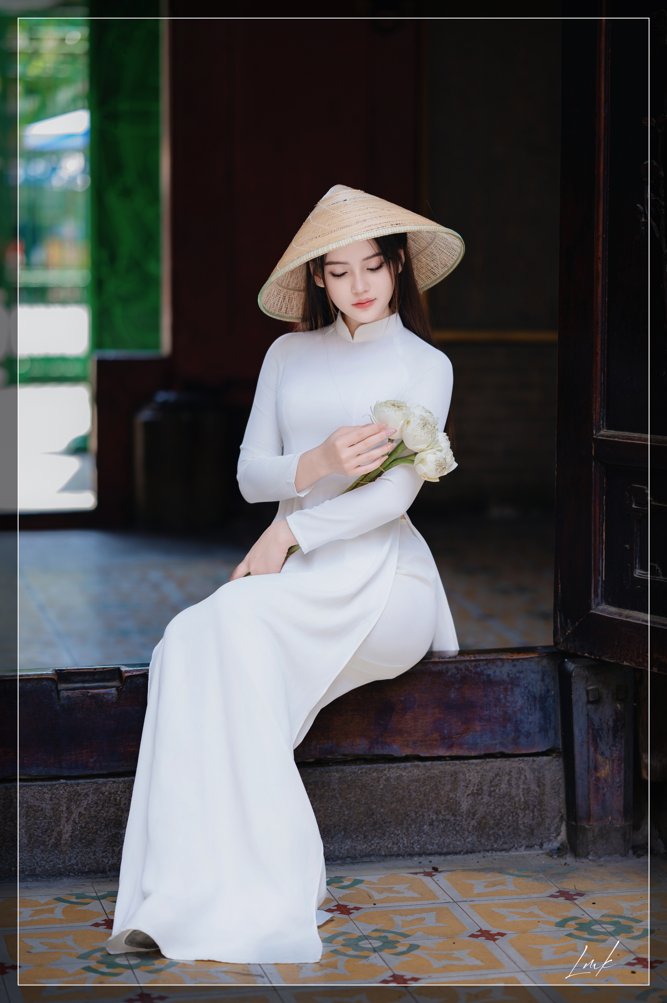 Dáng Áo Bên Nụ Cười