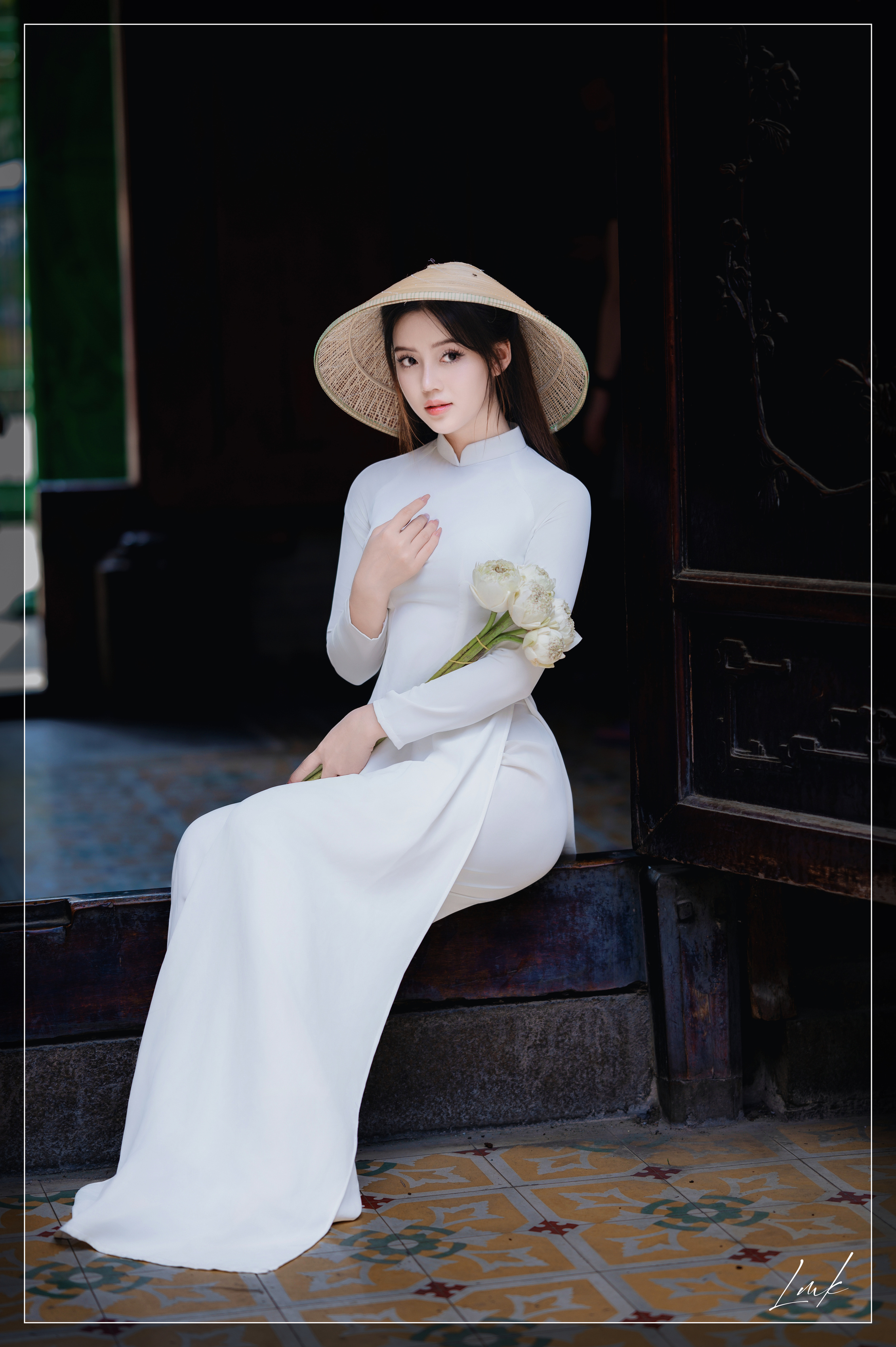 Dáng Áo Bên Nụ Cười