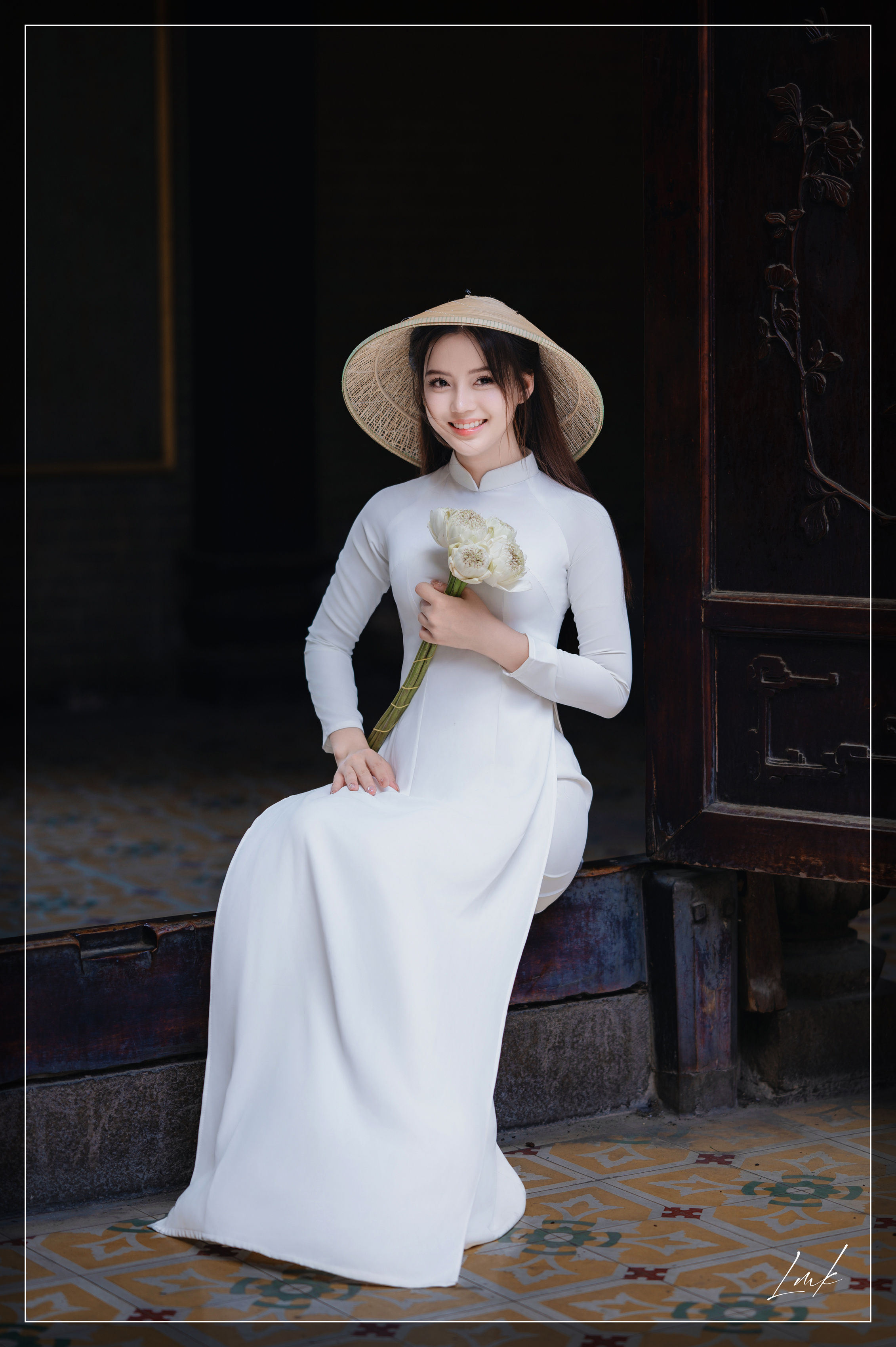 Dáng Áo Bên Nụ Cười