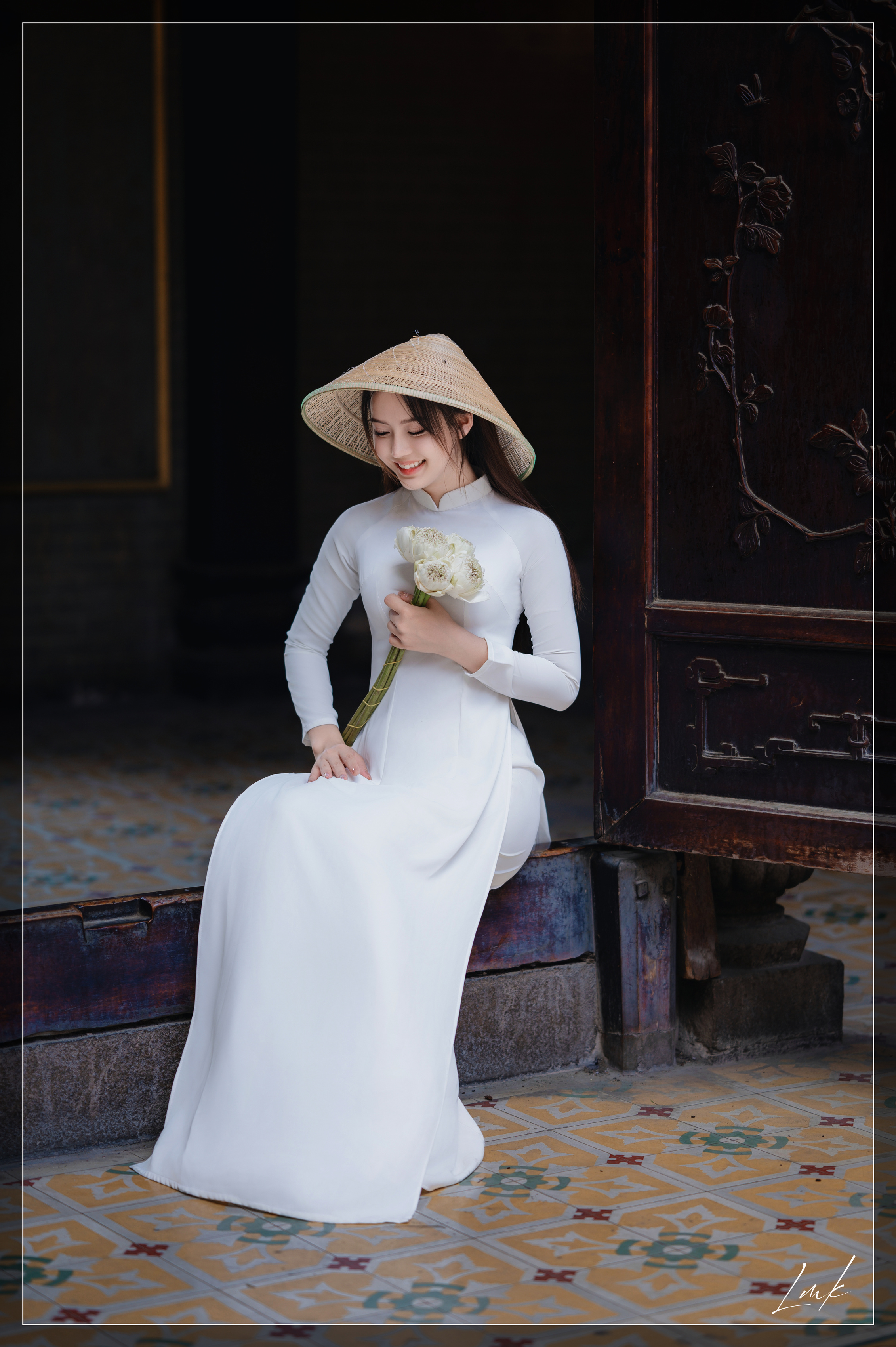 Dáng Áo Bên Nụ Cười