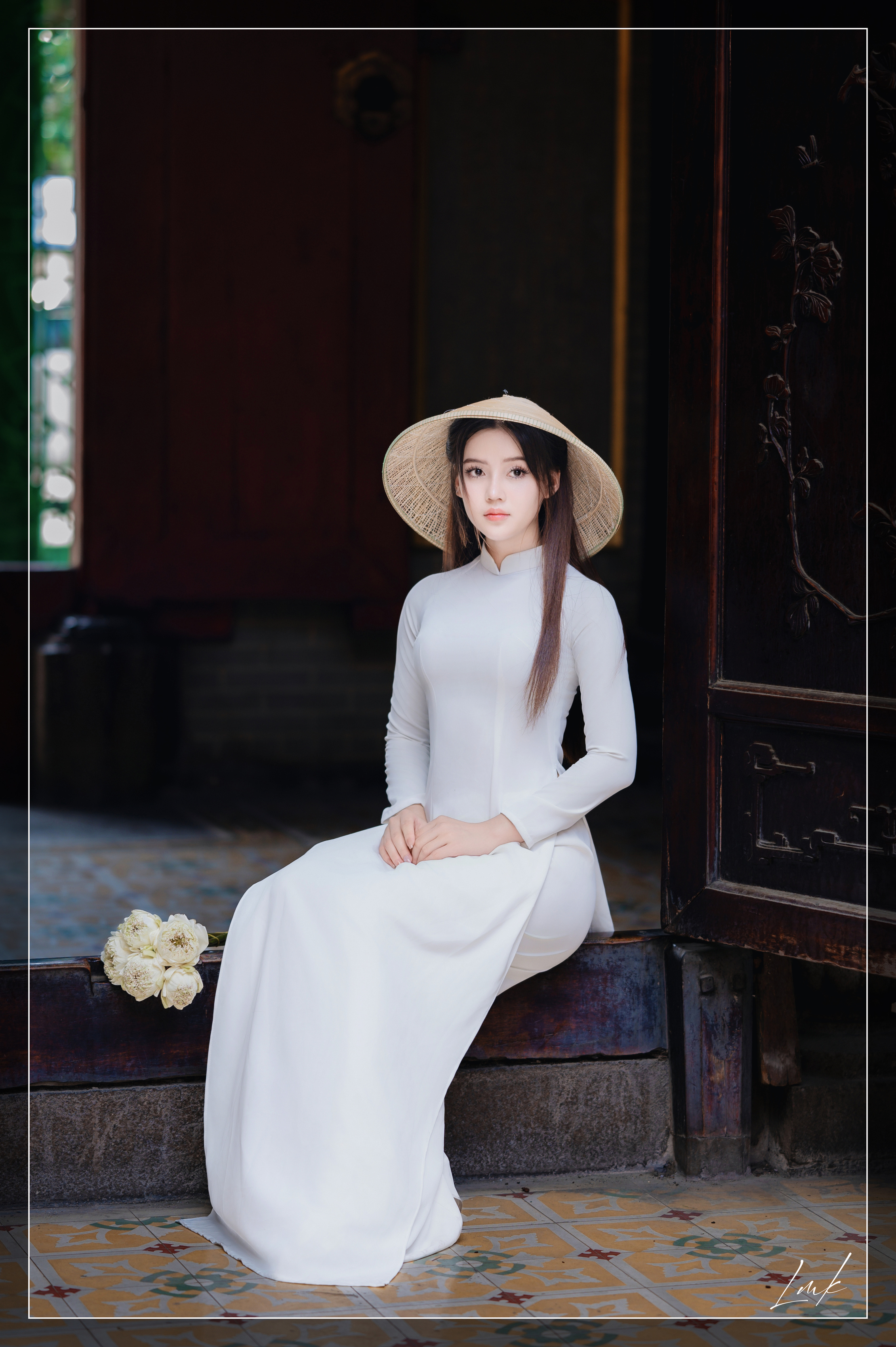 Dáng Áo Bên Nụ Cười